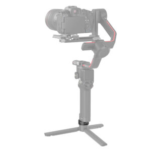 SmallRig-2714-3 SmallRig 2714 Quick Release Adapter Universal on kuvassa asennettuna käsikameran kardaanivakaajaan, jossa on jalusta, ja se tukee DSLR- tai peilitöntä kameraa (puoliksi läpinäkyvä) sujuvaan videokuvaukseen.