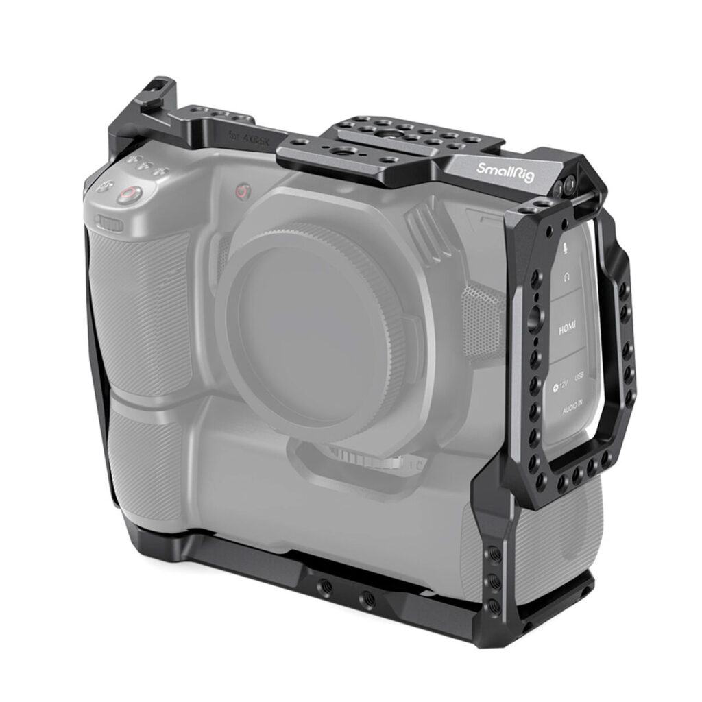 SmallRig-2765 SmallRig 2765 Cage for BMPCC 4K/6K with Battery Grip koteloi digitaalikameran ja tarjoaa kiinnityspisteitä ja suojaavan kehyksen lisävarusteille. Kamera on esitetty osittain läpinäkyvänä häkin muotoilun korostamiseksi.