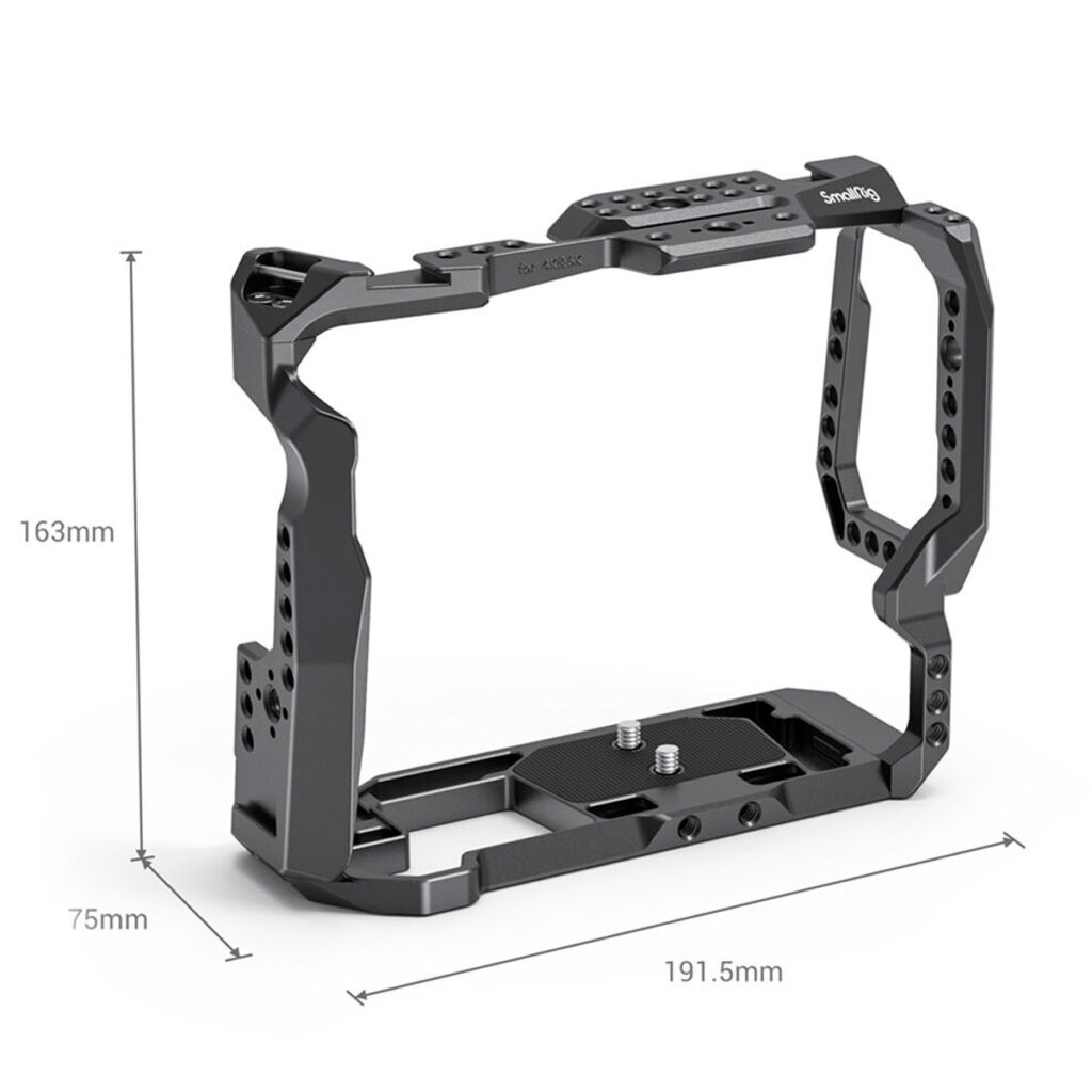 SmallRig-2765-2 SmallRig 2765 Cage for BMPCC 4K/6K with Battery Grip on musta metallinen häkki, jossa on useita kiinnitysreikiä ja joka on 163 mm korkea, 191,5 mm leveä ja 75 mm syvä.