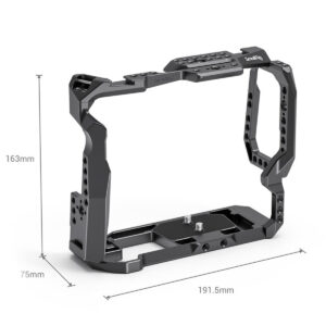 SmallRig-2765-2 SmallRig 2765 Cage for BMPCC 4K/6K with Battery Grip on musta metallinen häkki, jossa on useita kiinnitysreikiä ja joka on 163 mm korkea, 191,5 mm leveä ja 75 mm syvä.