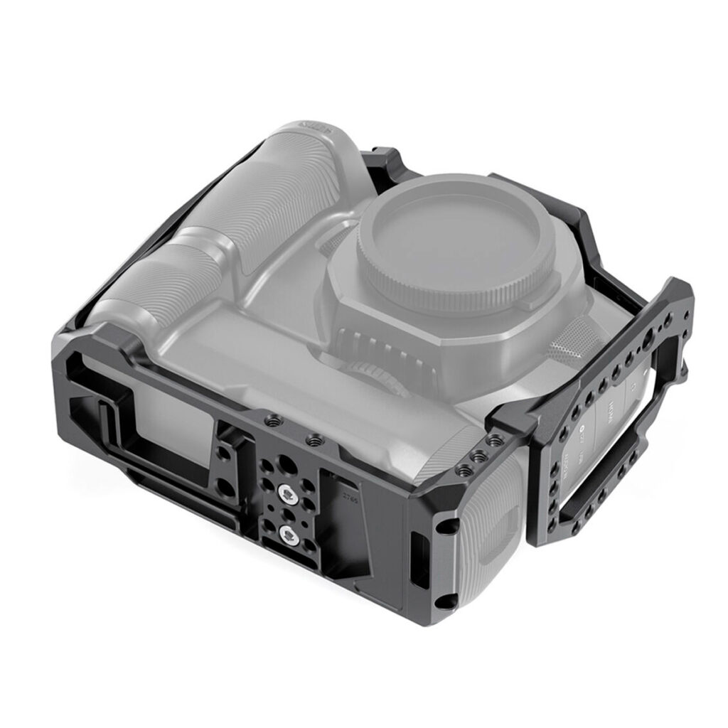 SmallRig-2765-3 SmallRig 2765 Cage for BMPCC 4K/6K with Battery Grip on musta, kestävä kamerahäkki, joka tarjoaa ylimääräisiä kiinnityspisteitä ja suojaa; kameran runko sisällä näkyy läpinäkyvänä päällekkäisenä kuvana havainnollistamista varten.