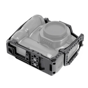 SmallRig-2765-3 SmallRig 2765 Cage for BMPCC 4K/6K with Battery Grip on musta, kestävä kamerahäkki, joka tarjoaa ylimääräisiä kiinnityspisteitä ja suojaa; kameran runko sisällä näkyy läpinäkyvänä päällekkäisenä kuvana havainnollistamista varten.