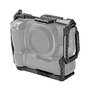 SmallRig-2765 SmallRig 2765 Cage for BMPCC 4K/6K with Battery Grip koteloi digitaalikameran ja tarjoaa kiinnityspisteitä ja suojaavan kehyksen lisävarusteille. Kamera on esitetty osittain läpinäkyvänä häkin muotoilun korostamiseksi.
