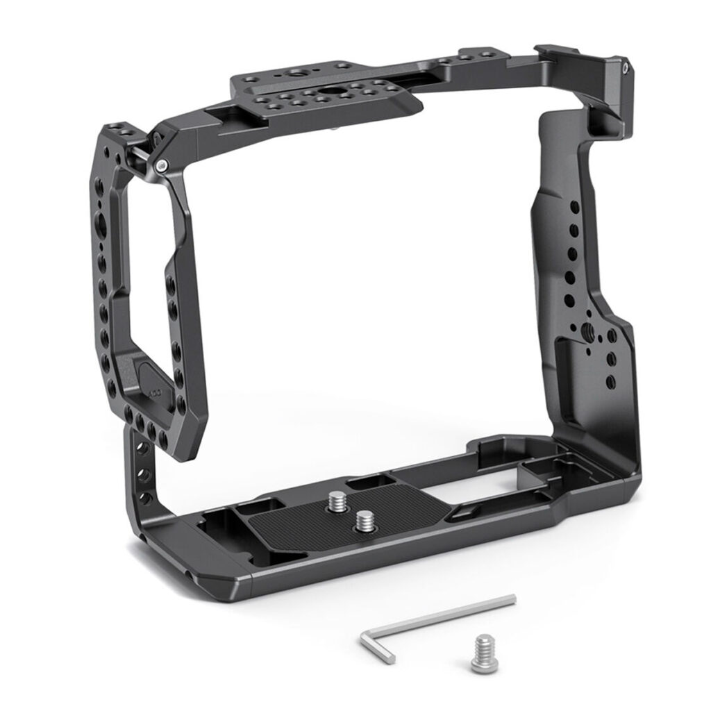 SmallRig-2765-5 SmallRig 2765 Cage for BMPCC 4K/6K with Battery Grip on musta metallinen, avoin suorakulmainen häkki, jossa on useita kiinnitysreikiä, kaksi ruuvia ja L-muotoinen kuusiokoloavain. Siinä on tukeva kulmikas muotoilu, ja se näkyy valkoisella pohjalla.