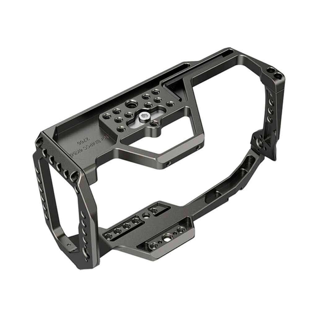 SmallRig-2766-2 SmallRig 2766 Full Cage for BMPCC 4K & 6K tummanoliivinvärinen häkki BMPCC 4K & 6K on metallinen häkki, jossa on useita kiinnityspisteitä ja joka on suunniteltu suojaamaan kamerasi turvallisesti ja mahdollistamaan samalla lisävarusteiden, kuten valojen, mikrofonien ja kahvojen, helppo kiinnittäminen.