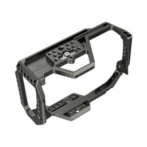 SmallRig-2766-2 SmallRig 2766 Full Cage for BMPCC 4K & 6K tummanoliivinvärinen häkki BMPCC 4K & 6K on metallinen häkki, jossa on useita kiinnityspisteitä ja joka on suunniteltu suojaamaan kamerasi turvallisesti ja mahdollistamaan samalla lisävarusteiden, kuten valojen, mikrofonien ja kahvojen, helppo kiinnittäminen.