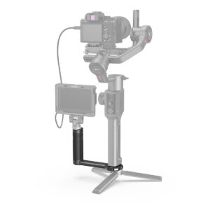 SmallRig-2786-2 Ammattilaiskameran kuvauslaitteessa studiossa on SmallRig 2786 -sivukahvalla varustettu käsivarakäyttöinen gimbal-stabilisaattori, kokoontaitettava kolmijalka ja ulkoinen monitori.