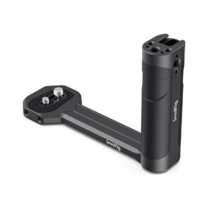 SmallRig 2786 Side Handle for Gimbals on musta metallinen kameran lisävaruste, jossa on lieriömäinen kahva ja L-muotoinen kiinnike, ja sen litteässä levyssä on kiinnitysruuvit.