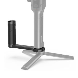 SmallRig-2786-5 Lähikuva SmallRig 2786 Side Handle for Gimbals -laitteen sivukahvasta, joka on kiinnitetty vaakasuoraan vakaajan jalustaan, valkoista taustaa vasten, jossa kahva ja päälaitteen osat sekä jalustan jalat näkyvät.
