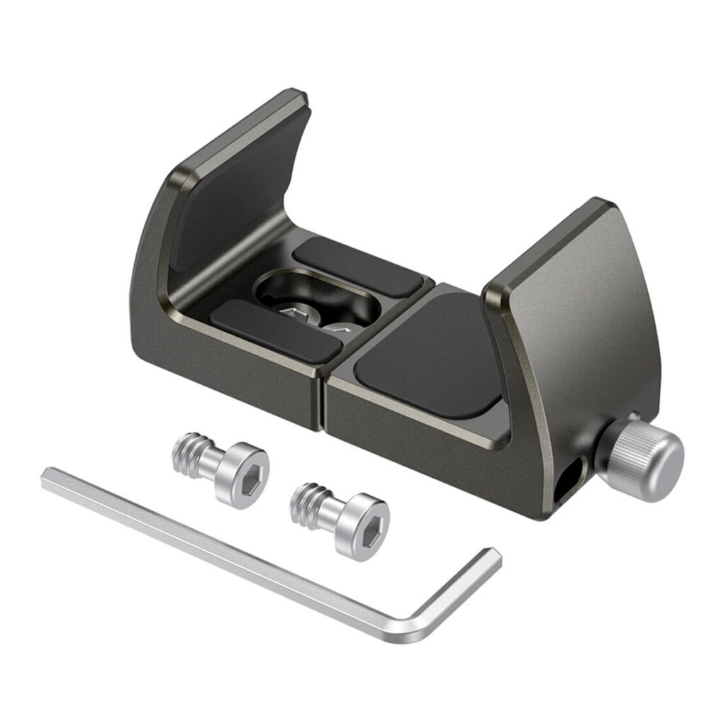 SmallRig-2790-4 SmallRig 2790 Universal Powerbank Holderissa on metallirakenne, jossa on kumikahvat, kaksi ruuvia, kuusiokoloavain ja sivukiristysnuppi, kaikki valkoisella pohjalla.