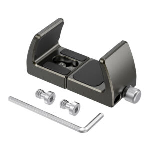 SmallRig-2790-4 SmallRig 2790 Universal Powerbank Holderissa on metallirakenne, jossa on kumikahvat, kaksi ruuvia, kuusiokoloavain ja sivukiristysnuppi, kaikki valkoisella pohjalla.