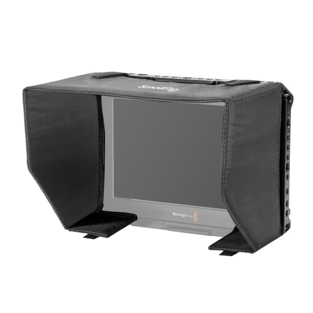 SmallRig-2792 SmallRig 2792 -häkki, jossa on aurinkosuoja ja HDMI-kiinnike, on asennettu BMVA 7" -monitoriin, joka suojaa blackmagic-merkityn näytön häikäisyä vastaan; ohjauspainikkeet sijaitsevat sivulla.