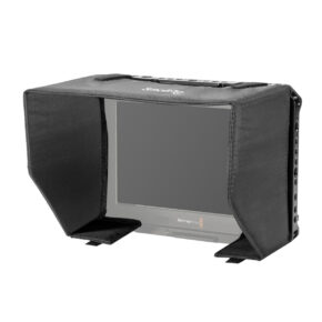 SmallRig 2792 -häkki, jossa on aurinkosuoja ja HDMI-kiinnike, on asennettu BMVA 7" -monitoriin, joka suojaa blackmagic-merkityn näytön häikäisyä vastaan; ohjauspainikkeet sijaitsevat sivulla.