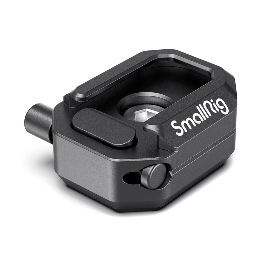 SmallRig-2797 SmallRig 2797 Multifunction Cold Shoe Mount w/ Safety Release on musta metallinen kameran lisävaruste, jossa on suorakulmainen muoto, pyöristetyt reunat, keskireikä, sivunuppi ja valkoinen SmallRig-logo päällä.