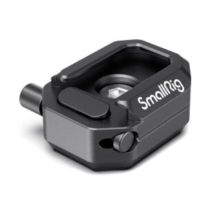 SmallRig-2797 SmallRig 2797 Multifunction Cold Shoe Mount w/ Safety Release on musta metallinen kameran lisävaruste, jossa on suorakulmainen muoto, pyöristetyt reunat, keskireikä, sivunuppi ja valkoinen SmallRig-logo päällä.
