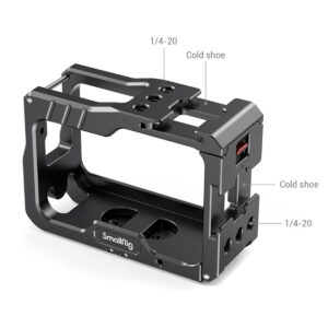 SmallRig-2798-2 SmallRig 2798 Vlogging Cage for Insta360 One R on musta kamerahäkki, jossa on merkitty 1/4-20-kierrereiät ja kylmäkenkäkiinnikkeet, jotka on suunniteltu suojaamaan Insta360 One R -kameraa ja tarjoamaan useita lisävarusteiden kiinnityspisteitä.
