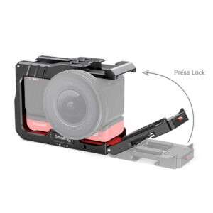 SmallRig-2798-3 SmallRig 2798 Vlogging Cage for Insta360 One R -kamerahäkissä on osittain auki oleva pikalukitusalusta, jonka avulla voit asettaa kameran paikalleen tai poistaa sen painamalla lukitusta. Nuoli ja "Press Lock" -merkintä korostavat turvallista kiinnitysmekanismia.