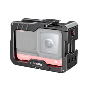 SmallRig-2798 SmallRig 2798 Vlogging Cage for Insta360 ONE R on musta metallinen kamerahäkki, joka pitää toimintakameran tukevasti paikallaan ja näyttää sen linssin, kuvioidun etupuolen ja punaisen pohjan, ja tarjoaa lisäsuojaa ja useita lisävarusteiden kiinnitysmahdollisuuksia.