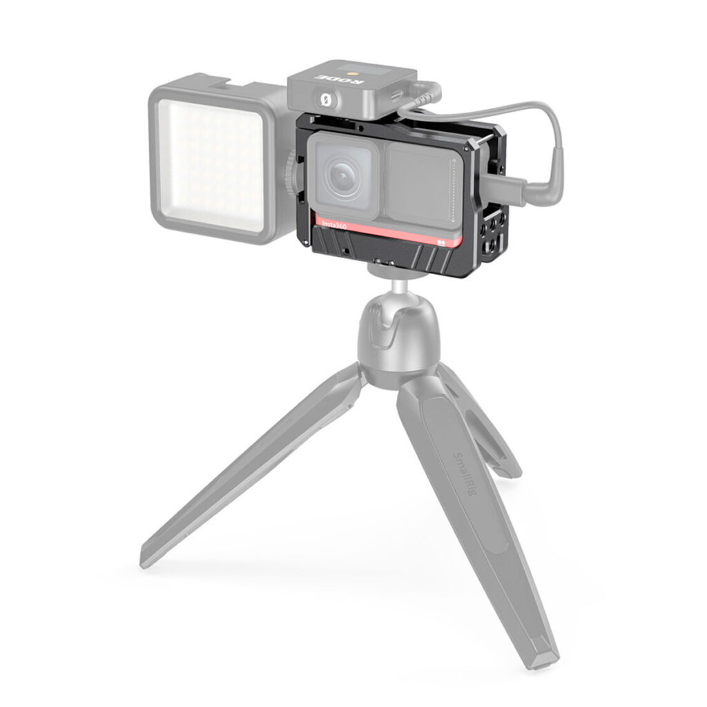 SmallRig-2798-5 SmallRig 2798 Vlogging Cage Insta360 One R:lle pitää sisällään kompaktin kameran, jossa on tilaa pienelle jalustalle, LED-valopaneeli vasemmalla ja ylhäältä asennettu mikrofoni - ihanteellinen vloggaukseen tai videon tallennukseen.