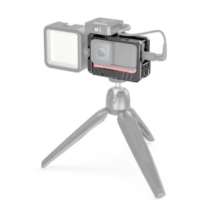 SmallRig-2798-5 SmallRig 2798 Vlogging Cage Insta360 One R:lle pitää sisällään kompaktin kameran, jossa on tilaa pienelle jalustalle, LED-valopaneeli vasemmalla ja ylhäältä asennettu mikrofoni - ihanteellinen vloggaukseen tai videon tallennukseen.