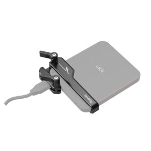 Harmaa LaCie-kannettava SSD-levy on liitetty kaapeliin ja kiinnitetty mustalla SymplyLockilla, joka on asennettu SmallRig 2799 Mount -kiinnikkeellä.