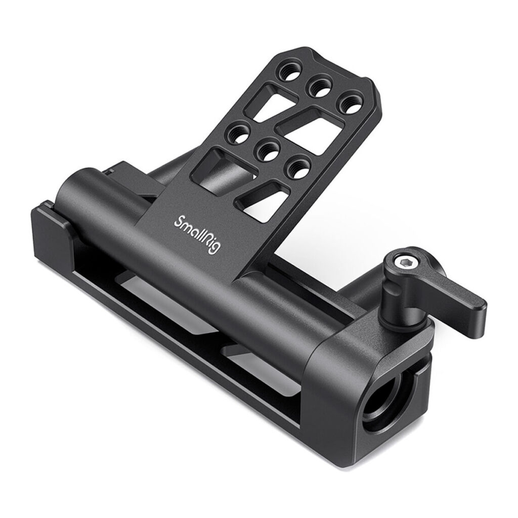 SmallRig-2802 SmallRig 2802 Dual 15mm Rod Battery Hinge on musta metallinen kameran lisävaruste, jossa on useita kiinnitysreikiä, SmallRig-logo ja sivukiinnike kameran varusteiden tai komponenttien kiinnittämistä varten.