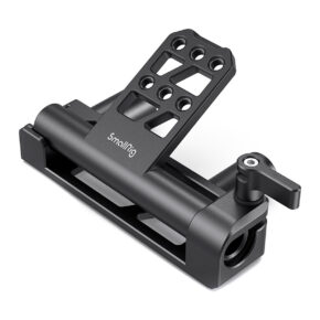 SmallRig-2802 SmallRig 2802 Dual 15mm Rod Battery Hinge on musta metallinen kameran lisävaruste, jossa on useita kiinnitysreikiä, SmallRig-logo ja sivukiinnike kameran varusteiden tai komponenttien kiinnittämistä varten.