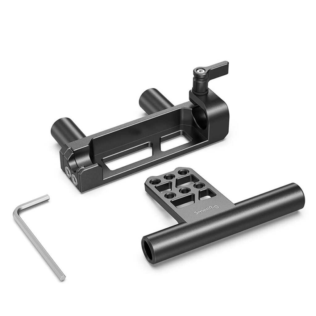 SmallRig-2802-3 SmallRig 2802 Dual 15mm Rod Battery Hinge -pakkaus sisältää mustan metallikahvan, monireikäisen asennuslevyn, säätövivun ja L-muotoisen kuusiokoloavaimen, jotka kaikki näkyvät valkoisella pohjalla.
