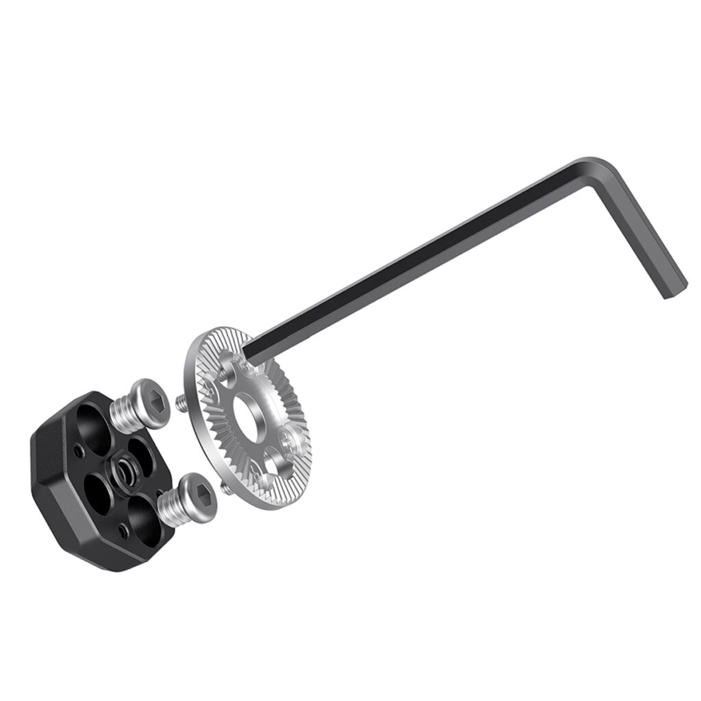 SmallRig-2804-4 SmallRig 2804 ARRI-Style Rosette Bolt-on Mount -kiinnikkeen räjäytetty näkymä, jossa näkyy kuusiokoloavain, hammaspyörä, kaksi ruuvia ja musta kiinnitysalusta, jotka on järjestetty peräkkäin kokoonpanoa varten.