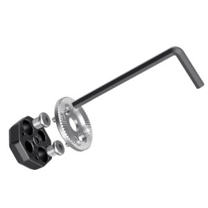 SmallRig-2804-4 SmallRig 2804 ARRI-Style Rosette Bolt-on Mount -kiinnikkeen räjäytetty näkymä, jossa näkyy kuusiokoloavain, hammaspyörä, kaksi ruuvia ja musta kiinnitysalusta, jotka on järjestetty peräkkäin kokoonpanoa varten.