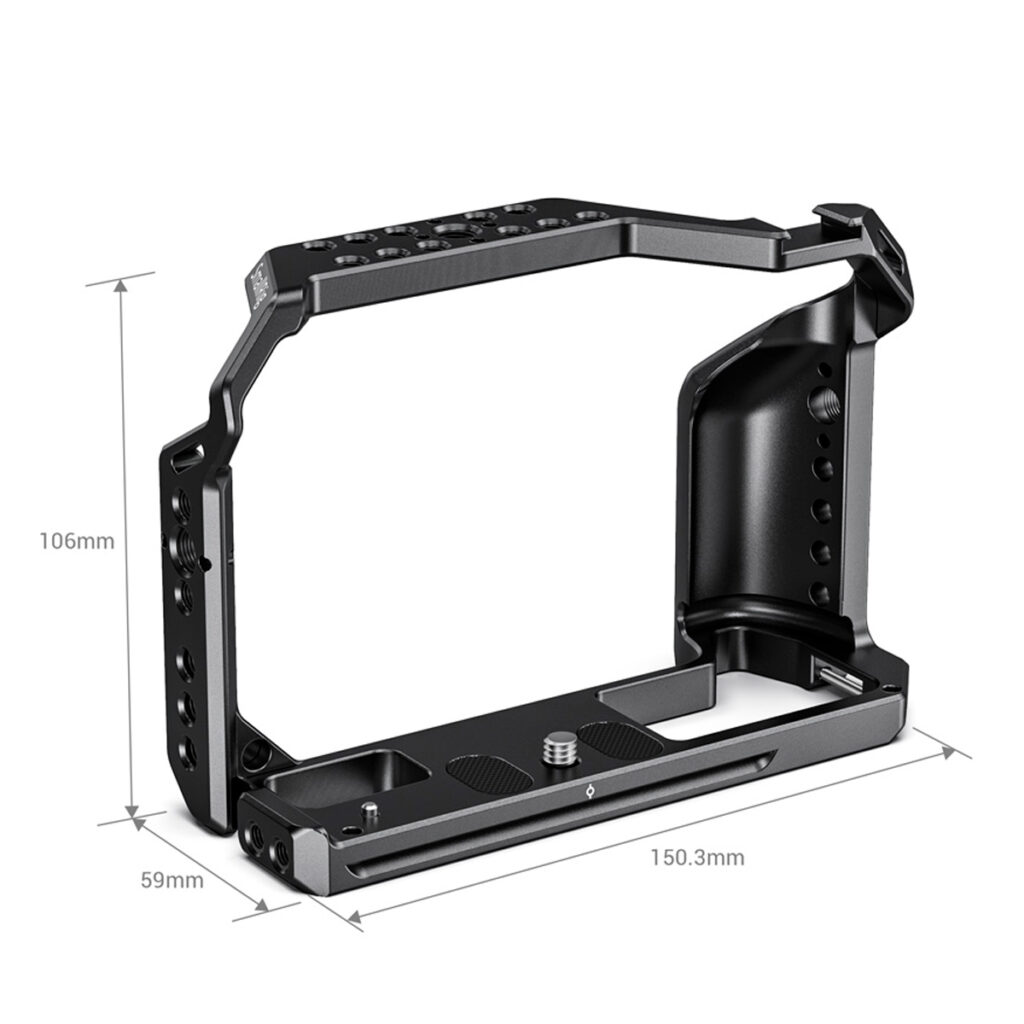 SmallRig-2808-2 SmallRig 2808 Cage for Fujifilm X-T4 on musta metallinen, kulmikas kamerahäkki, jossa on useita kiinnitysreikiä ja jonka mitat ovat 106 mm (korkeus), 59 mm (syvyys) ja 150,3 mm (leveys) ja joka on suunniteltu turvalliseen kameran tukemiseen.