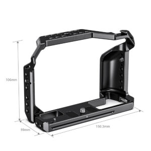 SmallRig-2808-2 SmallRig 2808 Cage for Fujifilm X-T4 on musta metallinen, kulmikas kamerahäkki, jossa on useita kiinnitysreikiä ja jonka mitat ovat 106 mm (korkeus), 59 mm (syvyys) ja 150,3 mm (leveys) ja joka on suunniteltu turvalliseen kameran tukemiseen.