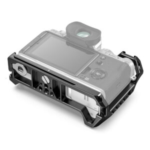 SmallRig-2808-3 Hopeanvärinen Fujifilm X-T4 näkyy takaapäin mustan SmallRig 2808 Cage -mallin sisällä, jossa on useita kiinnityspisteitä ja leikkauksia. Kameran näyttö ja säätimet näkyvät suojaavan metallihäkin läpi.