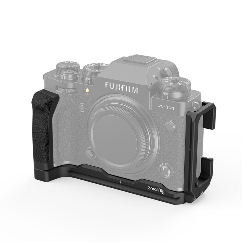 SmallRig-2812 SmallRig 2812 L-kiinnike on kiinnitetty puoliksi läpinäkyvään Fujifilm X-T4 -kameraan, jolloin kiinnikkeen kahva ja kehys ovat esillä paremman suojan ja lisävarusteiden kiinnityksen kannalta.