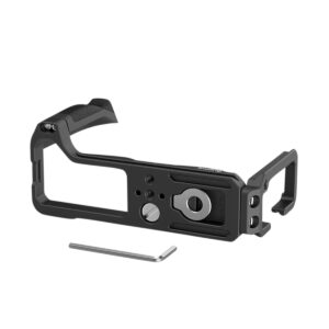 SmallRig-2812-2 SmallRig 2812 L-kiinnike Fujifilm X-T4:lle, jossa on musta metallirakenne, kuvioitu kahva ja useita ruuvinreikiä, on esillä yhdessä pienen kuusiokoloavain-työkalun kanssa valkoisella pohjalla.