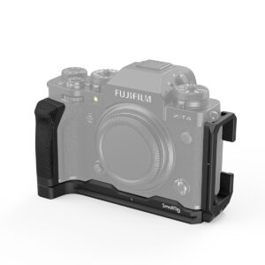 SmallRig-2812 SmallRig 2812 L-kiinnike on kiinnitetty puoliksi läpinäkyvään Fujifilm X-T4 -kameraan, jolloin kiinnikkeen kahva ja kehys ovat esillä paremman suojan ja lisävarusteiden kiinnityksen kannalta.