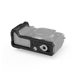 SmallRig-2813-4 Musta Fujifilm X-T4 -kamera, jonka pohjaan ja kylkeen on kiinnitetty SmallRig 2813 L-Shape Grip -kahva, näkyy valkoista taustaa vasten. Ote mahdollistaa pääsyn kameran portteihin ja tarjoaa kiinnitysaukot.