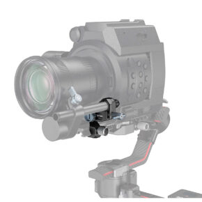 SmallRig-2851 Digitaalinen lähikuva SmallRig 2851 Follow Focus Comp. for Ronin RS2/RSC2 -laitteesta, joka on asennettu vakaimeen ja jossa korostuvat sen kiskotukikiinnike ja kameran objektiivin alla olevat tangot.
