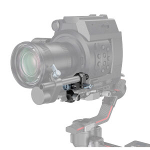 SmallRig-2851 Digitaalinen lähikuva SmallRig 2851 Follow Focus Comp. for Ronin RS2/RSC2 -laitteesta, joka on asennettu vakaimeen ja jossa korostuvat sen kiskotukikiinnike ja kameran objektiivin alla olevat tangot.