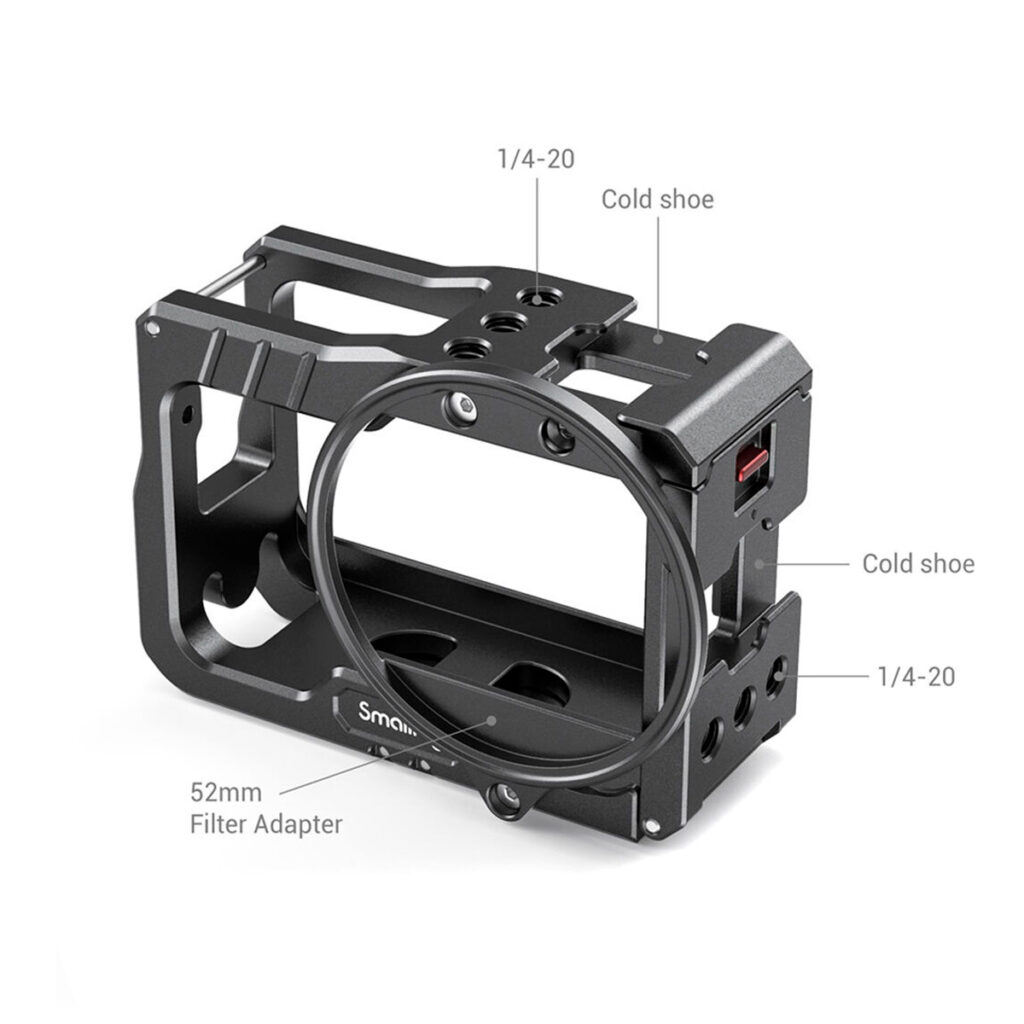 SmallRig-2901-2 SmallRig 2901 Vlogging Cage Insta360 One R 4K:lle on musta muotoilu, jossa on merkittyjä osia, mukaan lukien 52 mm:n suodinsovitin, kaksi kylmäkenkää ja kaksi 1/4-20-kiinnikettä lisävarusteiden ja suodattimien kiinnittämistä varten.