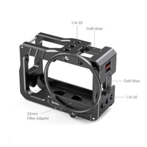 SmallRig-2901-2 SmallRig 2901 Vlogging Cage Insta360 One R 4K:lle on musta muotoilu, jossa on merkittyjä osia, mukaan lukien 52 mm:n suodinsovitin, kaksi kylmäkenkää ja kaksi 1/4-20-kiinnikettä lisävarusteiden ja suodattimien kiinnittämistä varten.