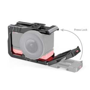 SmallRig-2901-4 SmallRig 2901 Vlogging Cage w/ Filter Adapter for Insta360 One R 4K -kameralle on suojakehys, jossa on avoin liukumekanismi, jossa on merkintä "Press Lock" ja nuoli, joka osoittaa, mistä kohtaa painaa nopeaa vapautusta varten.
