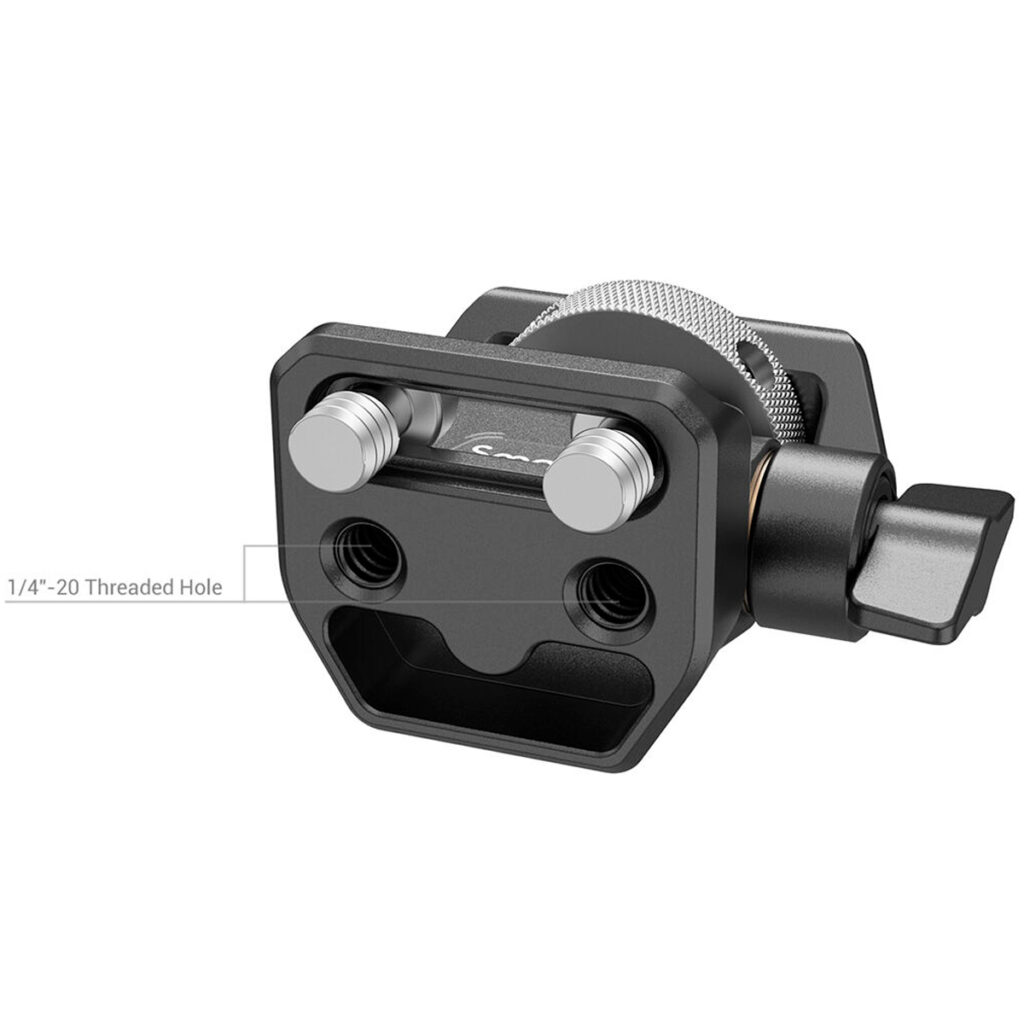 SmallRig-2904-3 Lähikuva SmallRig 2904 Swivel and Tilt Monitor Mount Screw-Mount -ruuvikiinnikkeestä, jossa on metallilevy kahdella hopeisella pultilla, musta nuppi ja merkitty 1/4-20 kierteinen reikä monitorien tai lisävarusteiden kiinnittämiseen rigiin tai jalustaan.