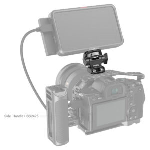 SmallRig-2904-4 SmallRig 2904 Swivel and Tilt Monitor Mount Screw-Mount -ruuvikiinnikkeellä varustettu digitaalikamera pitää päällä ulkoista monitoria, joka on liitetty kaapelilla. Vasemmalle on asennettu merkitty sivukahva (HSS2425), josta näkyy kameran näyttö ja hallintalaitteet.