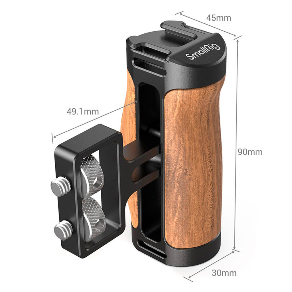 SmallRig-2913-2 SmallRig 2913 Mini Side Handle Wooden on puusta ja metallista valmistettu kamerakahva, jossa on kaksi kiinnityspistettä; sen korkeus on 90 mm, leveys ylhäältä 45 mm, leveys alhaalta 30 mm ja se sisältää 49,1 mm pitkän kiinnityskappaleen.