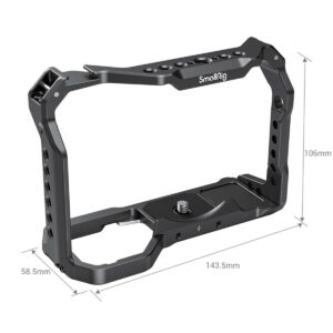 SmallRig-2918-2 SmallRig 2918 Light Cage for Sony A7 III / A7R III / A9 on musta metallinen kamerahäkki, jonka mitat ovat 106 mm korkea, 143,5 mm leveä ja 58,5 mm syvä. Siinä on useita kiinnityspisteitä ja kameraruuvi turvallista kiinnitystä varten.