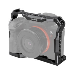 SmallRig-2918 SmallRig 2918 -valohäkki Sony A7 III / A7R III / A9 -valokameroille, mustaa metallia, on asennettu Sony Alpha 7R -kameraan. Osittain läpinäkyvä kamera korostaa häkin suojaavaa muotoilua ja useita lisävarustekiinnikkeitä.