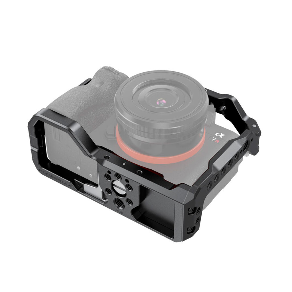SmallRig-2918-3 SmallRig 2918 Light Cage for Sony A7 III / A7R III / A9, musta ja metallinen, jossa on useita kiinnityspisteitä, kiinnitetään turvallisesti osittain läpinäkyvän peilittömän kameran ympärille, jossa on objektiivi.