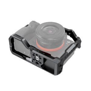SmallRig-2918-3 SmallRig 2918 Light Cage for Sony A7 III / A7R III / A9, musta ja metallinen, jossa on useita kiinnityspisteitä, kiinnitetään turvallisesti osittain läpinäkyvän peilittömän kameran ympärille, jossa on objektiivi.