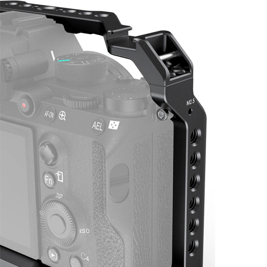SmallRig-2918-4 Lähikuva SmallRig 2918 Light Cage for Sony A7 III / A7R III / A9 -valaisimesta asennettuna kameraan, jossa on useita kiinnitysreikiä ja merkittyjä ruuvipisteitä, kameran runko ja säätimet osittain näkyvissä.